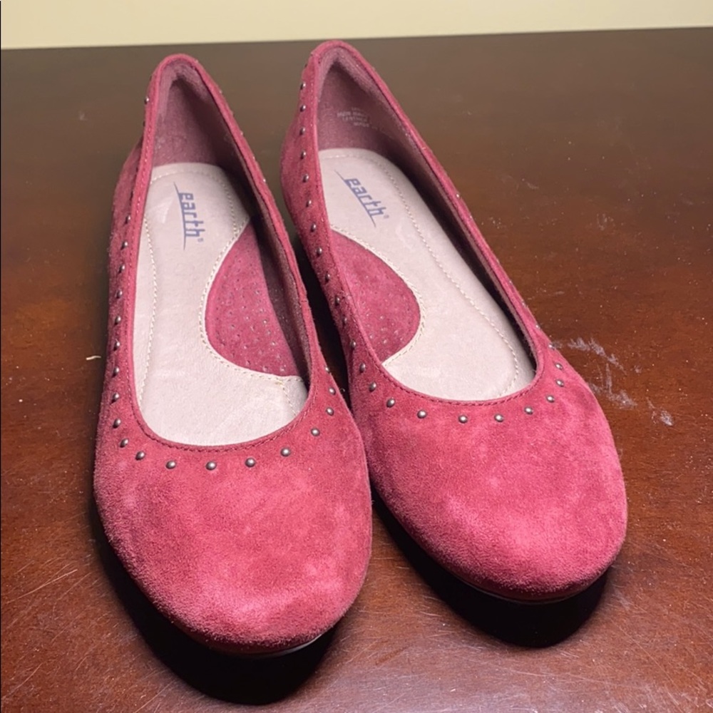 Orthopeducally well designed flat shoe